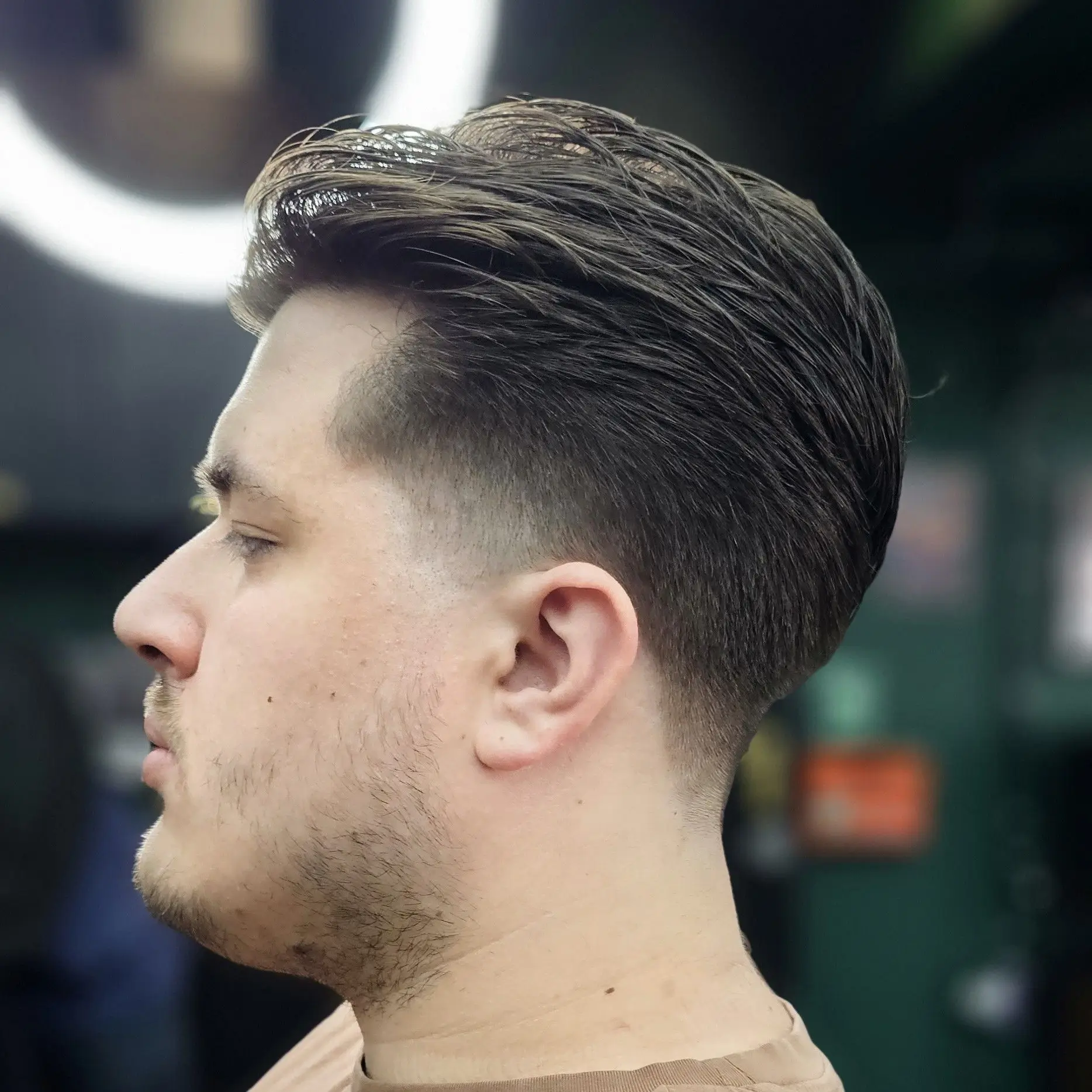 Klasyczne męskie strzyżenie wykonane w Green Monkey Barbershop