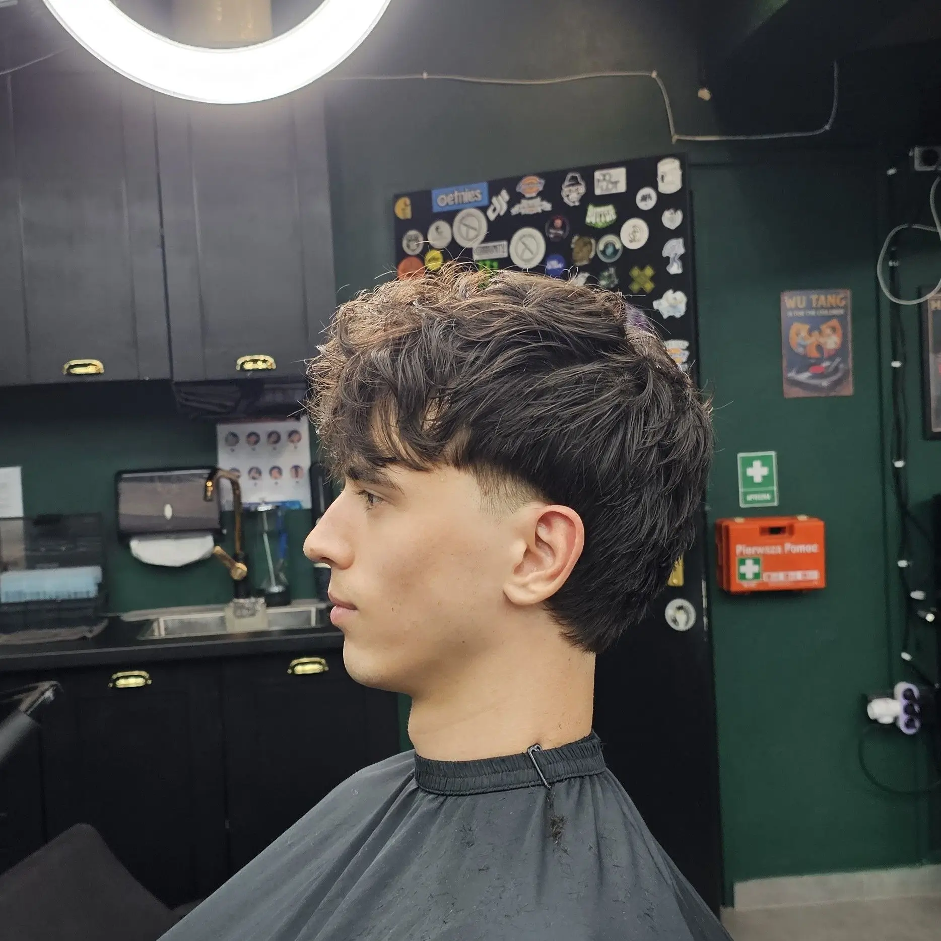 Teksturowane strzyżenie męskie wykonane w Green Monkey Barbershop